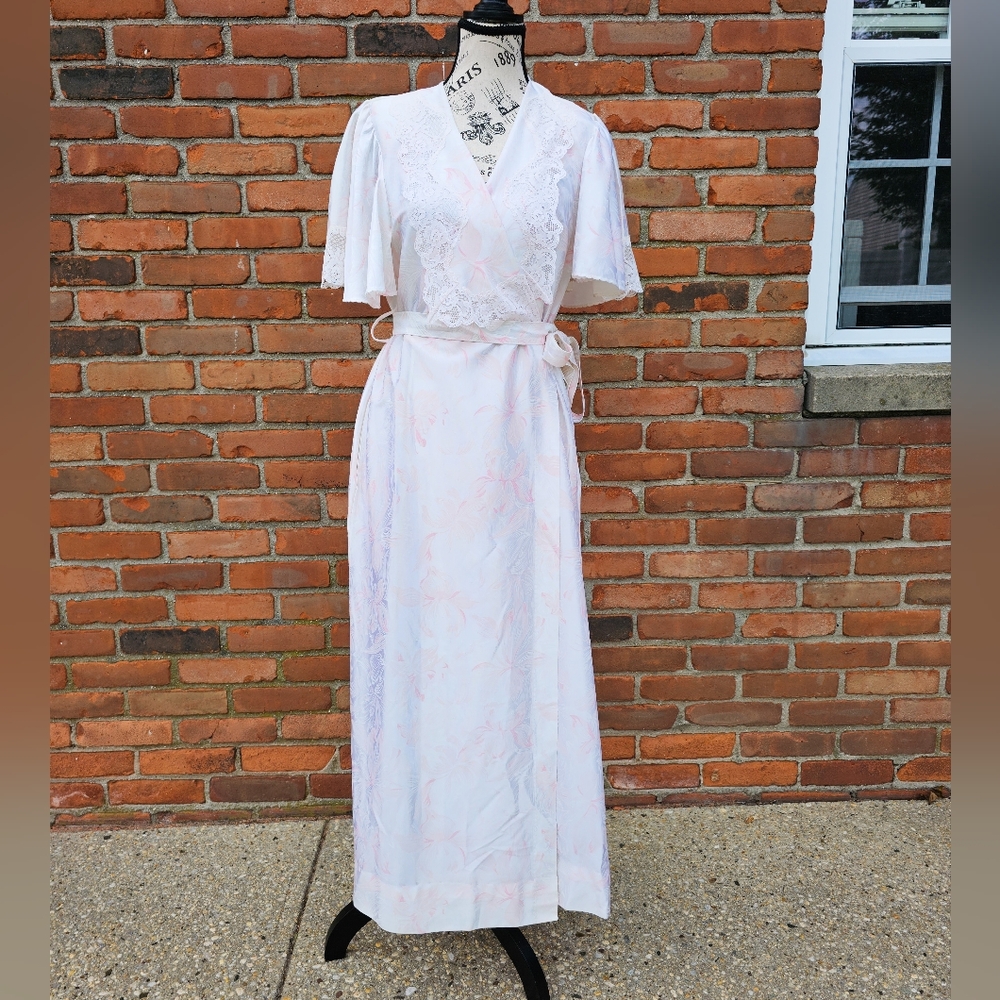 VTG Romantic Pink Satin Lace Overlay Robe | Feminine & Elegant | Size M